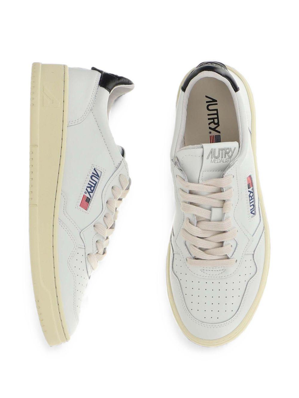 Sneaker bianche con talloncino nero 