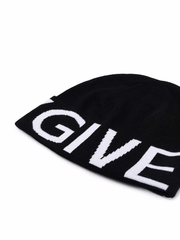 cappello nero con logo intarsiato bianco 