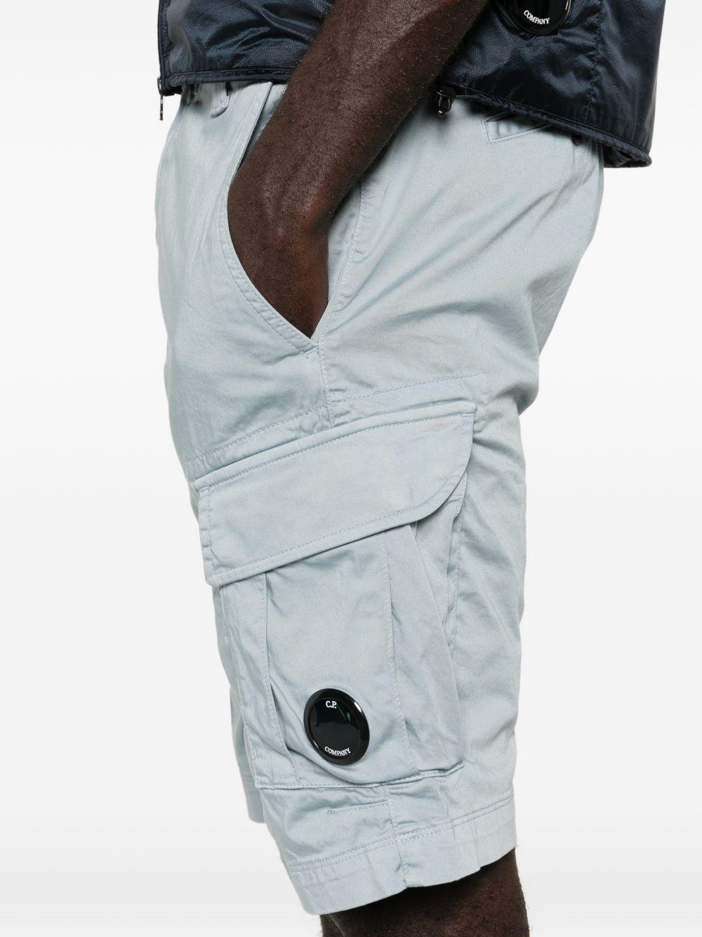 Shorts cargo blu con applicazione 