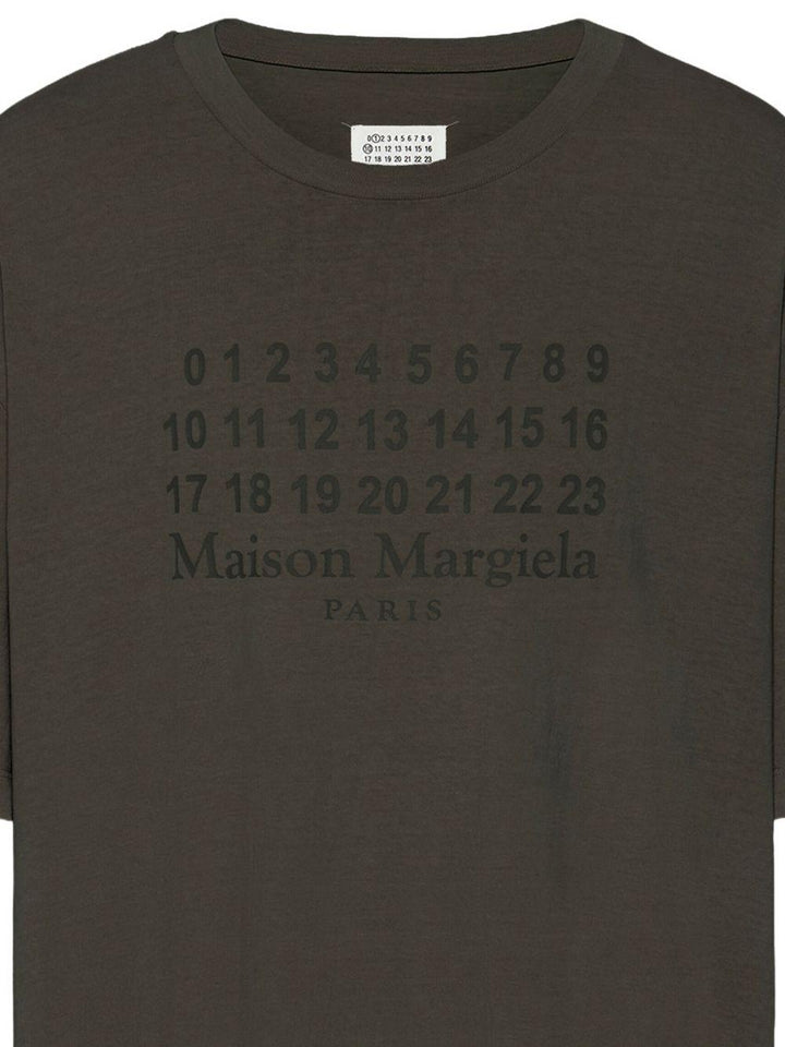 T-shirt grigio scuro con grafica numerica 