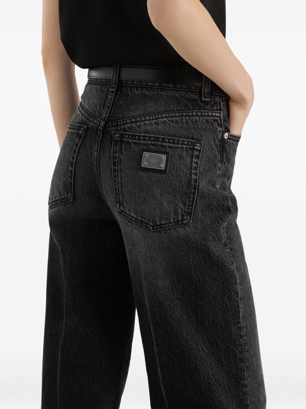 Jeans con placca logo 