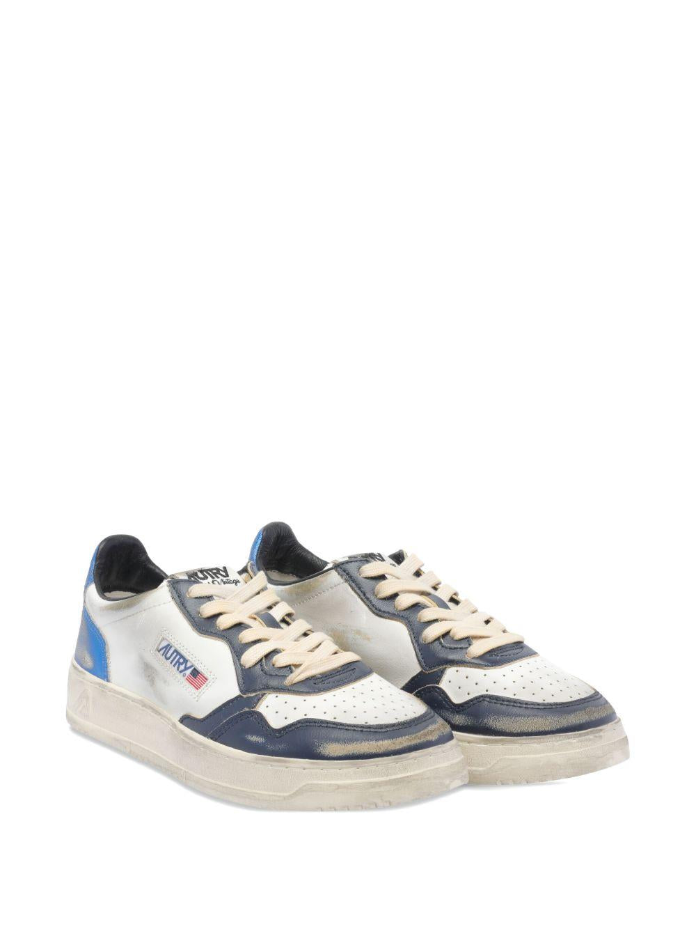 Sneakers bianche in pelle con logo ed effetto vissuto 