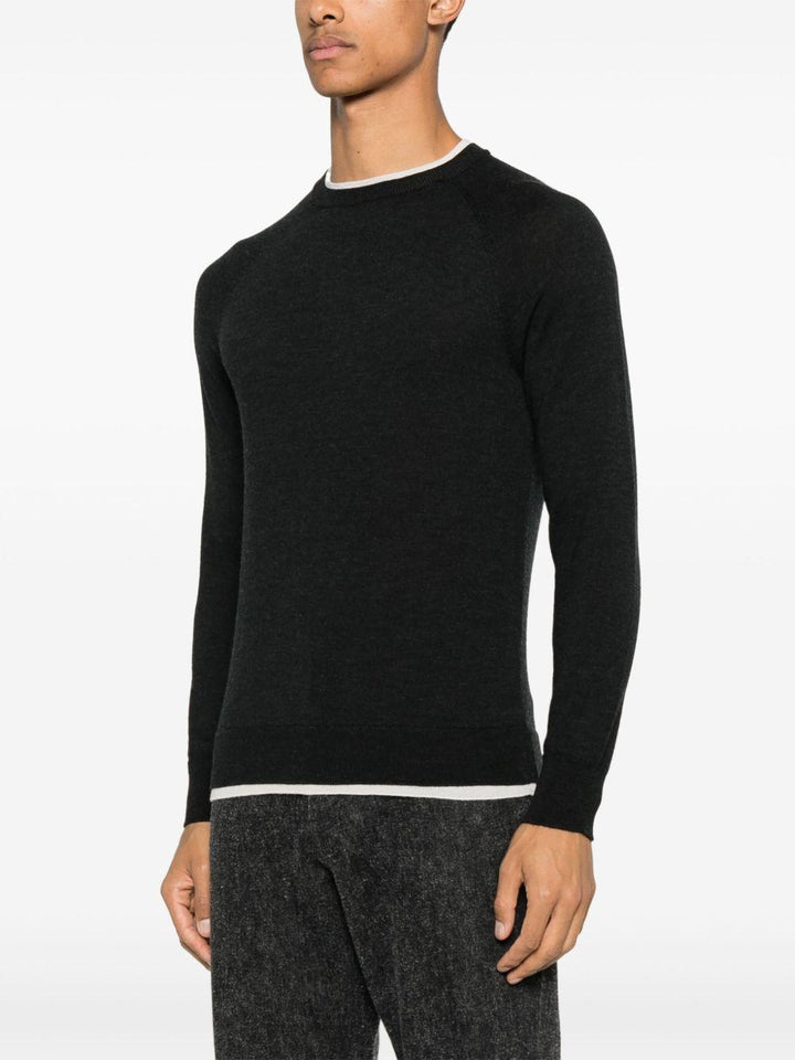 Maglione grigio scuro con finiture a contrasto 
