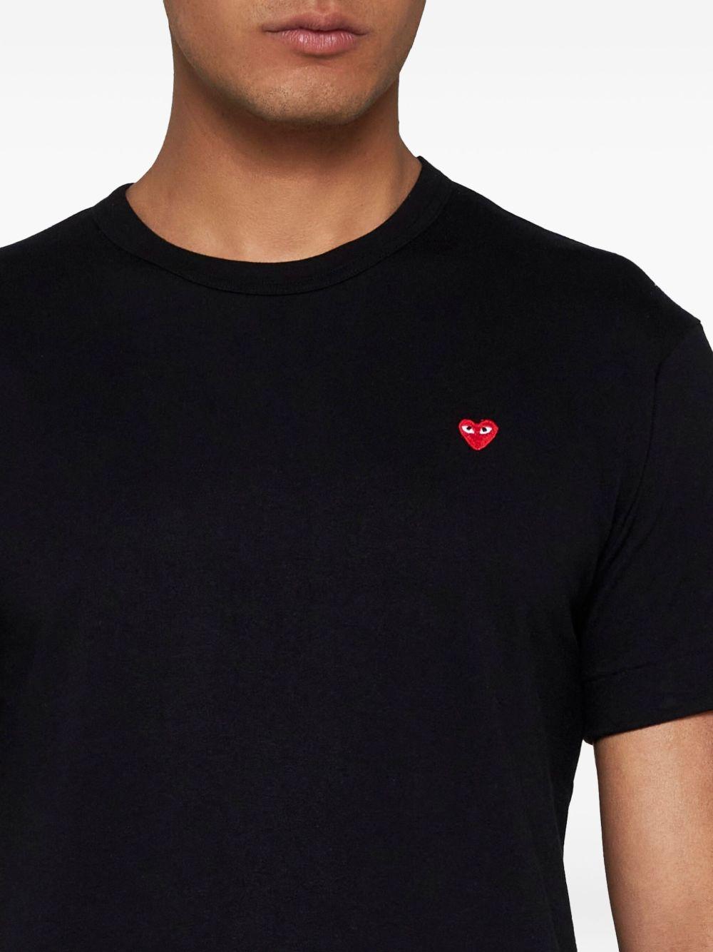 T-shirt nera e rossa con applicazione logo 
