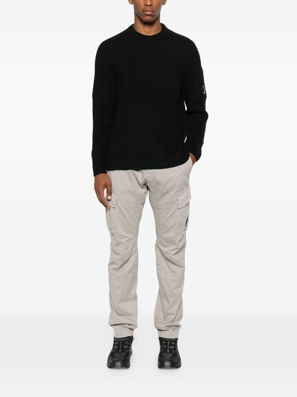 Maglione nero a coste con girocollo 