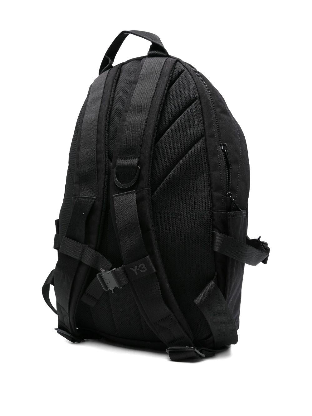 Zaino nero con placca logo 