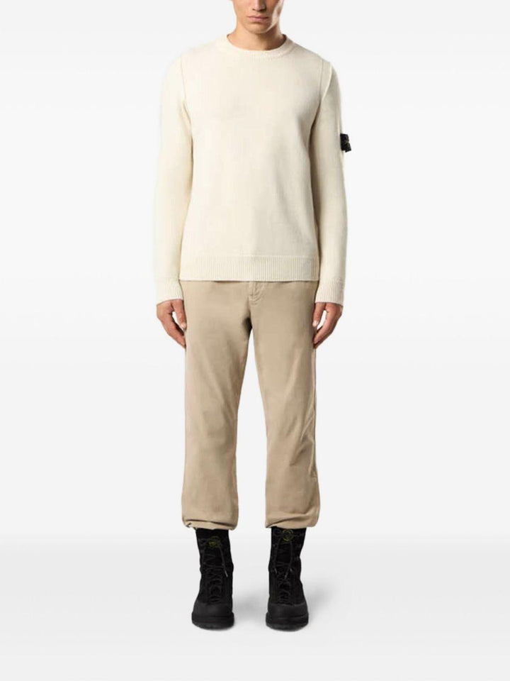 Maglione bianco in misto lana con applicazione sulla manica 