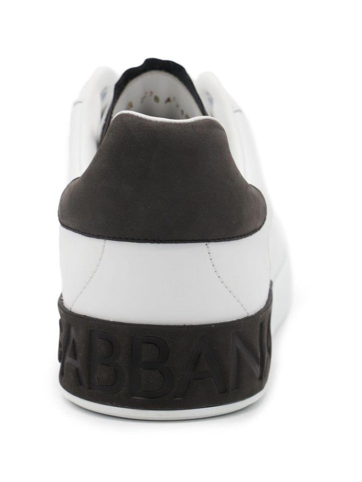 Sneakers bianche con inserti in pelle e dettagli a contrasto 
