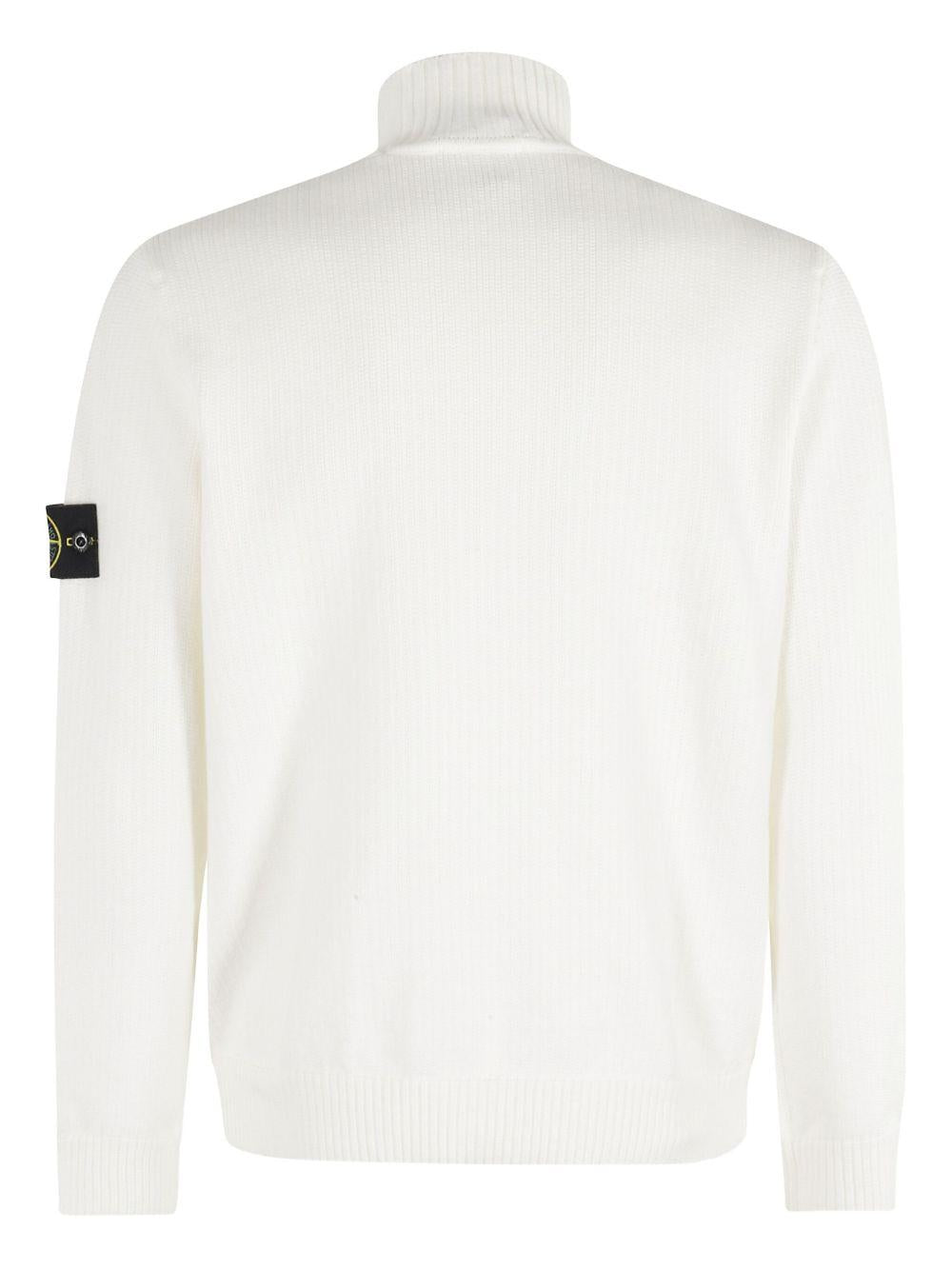 Maglione avorio a coste con collo alto