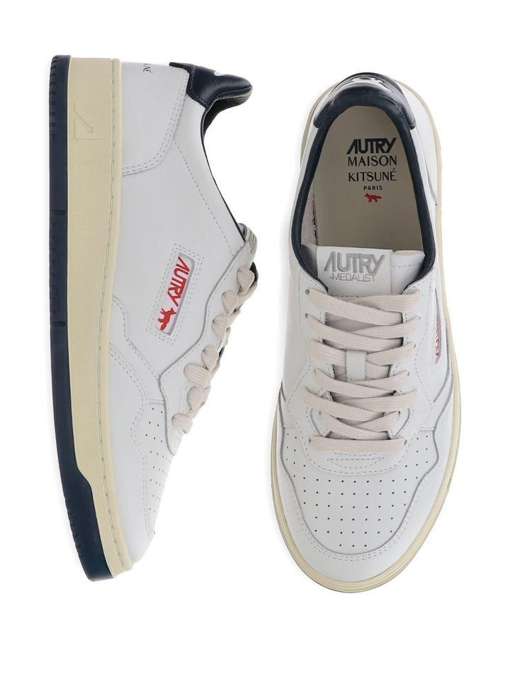 Sneakers bianche in pelle con dettaglio blu 
