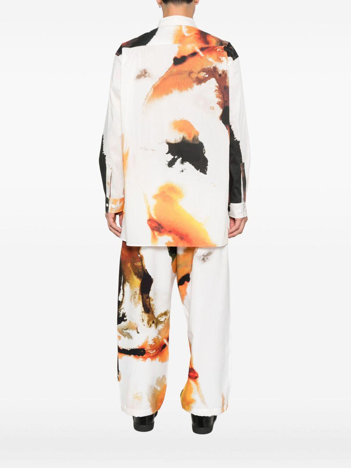 Camicia bianca con stampa astratta arancione 