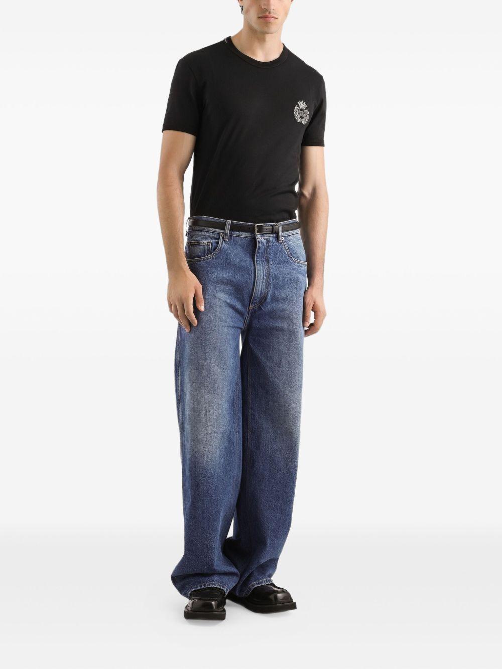 T-shirt nera in cotone con logo ricamato 