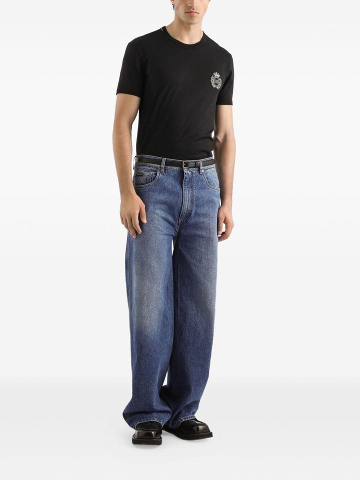 T-shirt nera in cotone con logo ricamato 