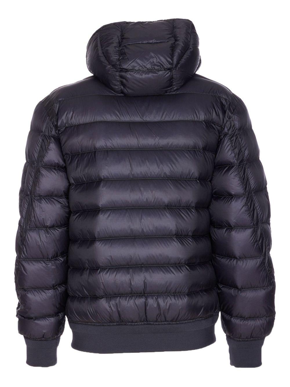 Cappotto blu imbottito con cappuccio e applicazione Compass 