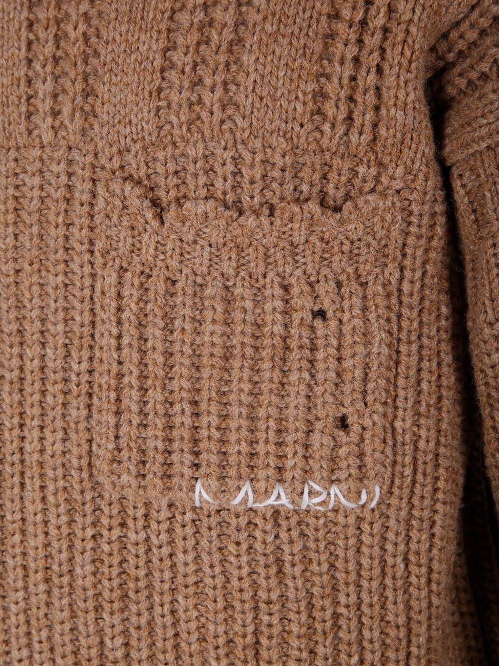 Maglione cammello a coste con collo alto 