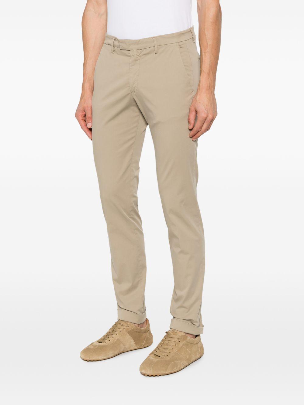 Pantaloni biscotto con risvolto 