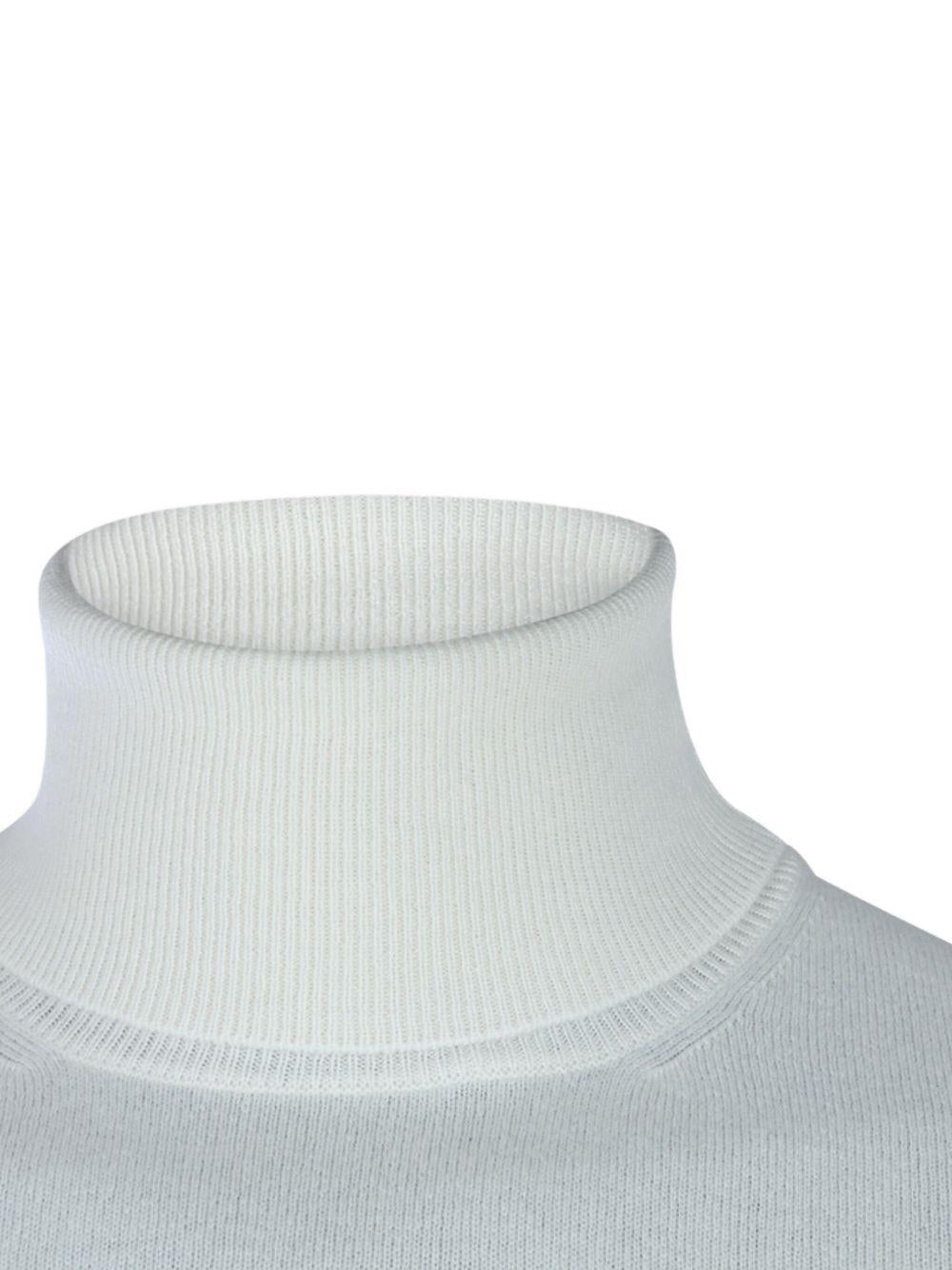 Maglione bianco a coste a collo alto 