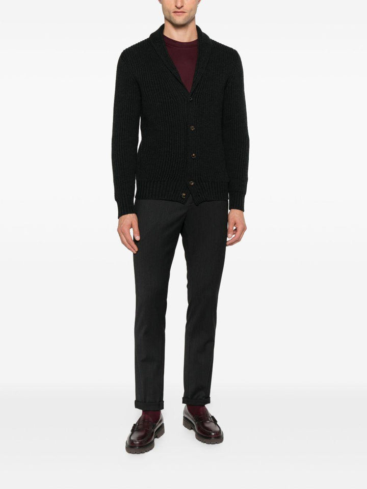 Cardigan nero con scollo a scialle e abbottonatura frontale 