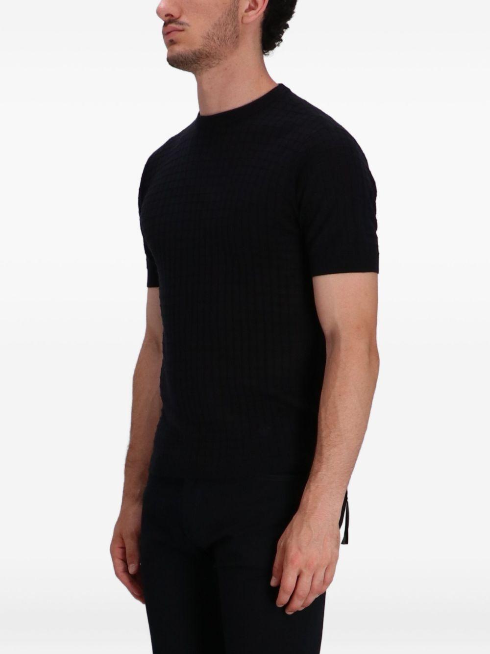 T-shirt nera a maniche corte 