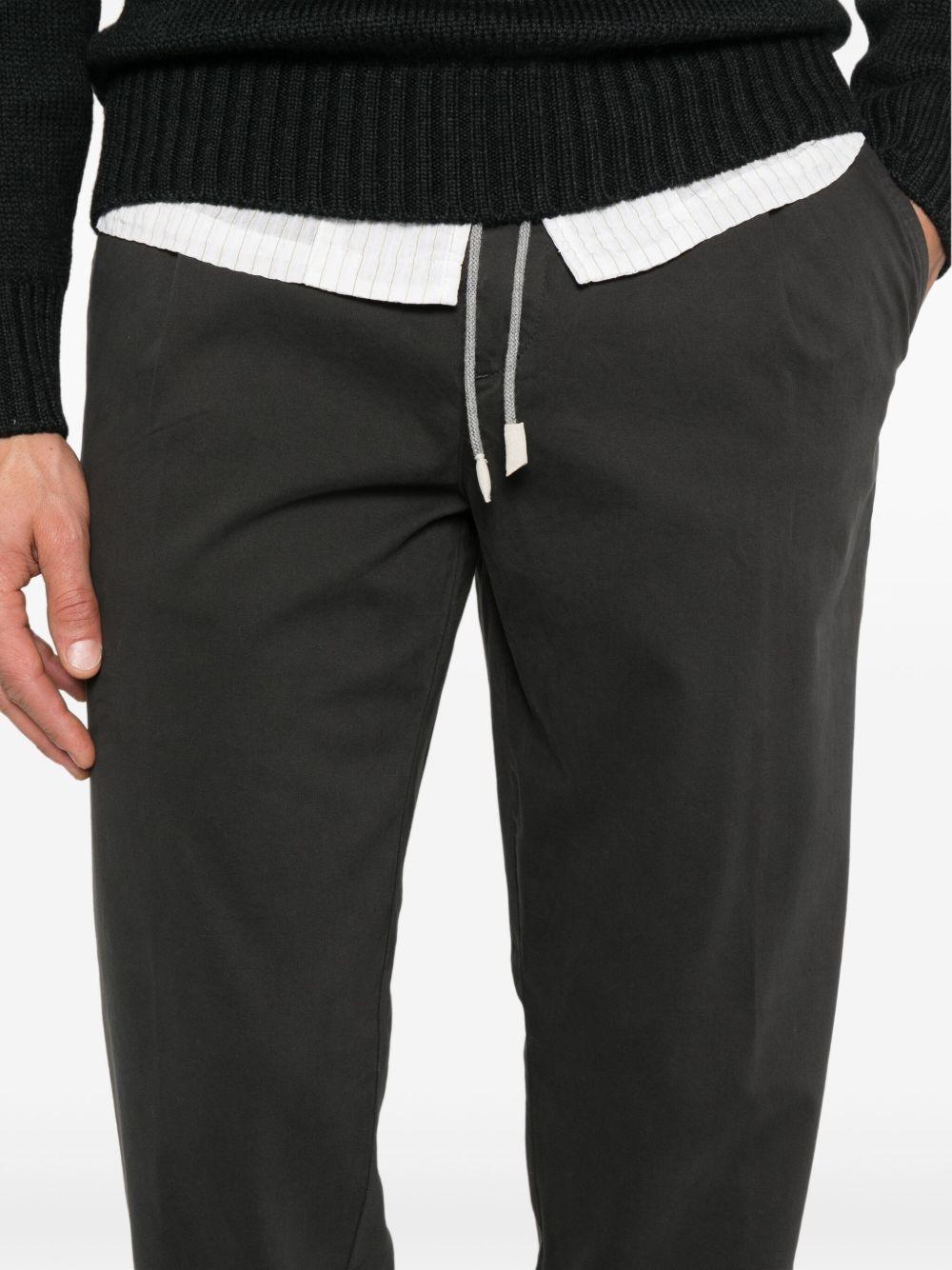 Pantaloni grigi con coulisse e dettaglio plissettato