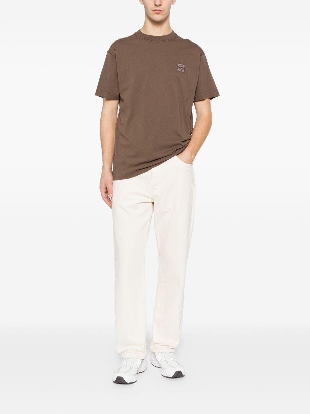 T-shirt marrone con applicazione logo 