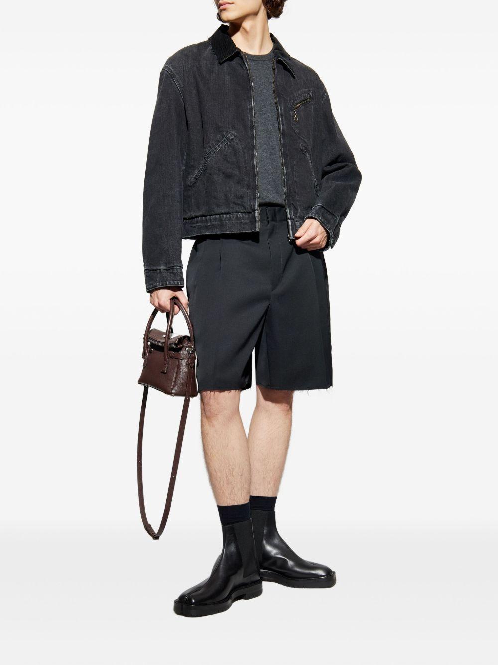 Shorts nero con bordi sfrangiati 