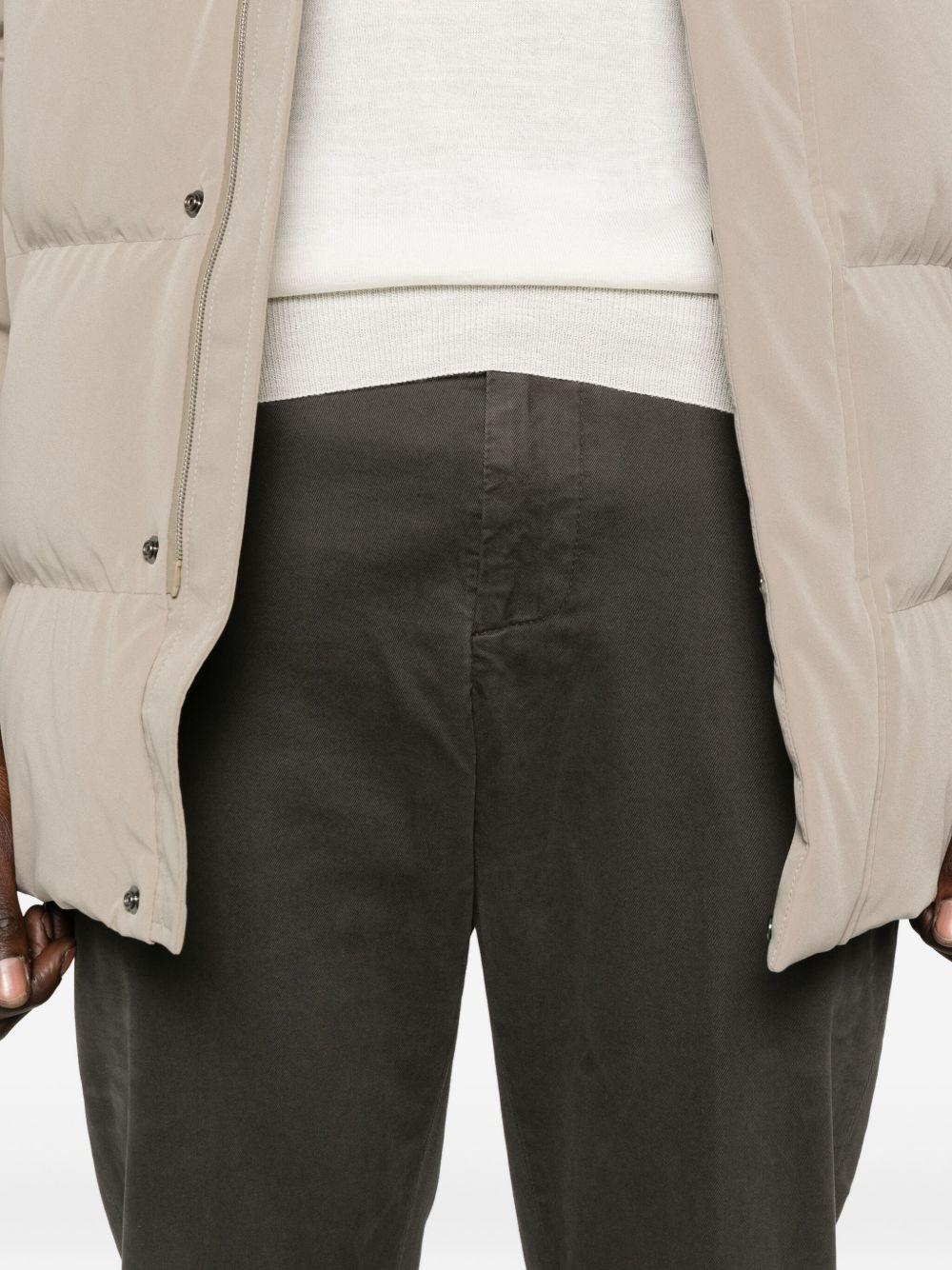 Chino verde in cotone con chiusura nascosta 
