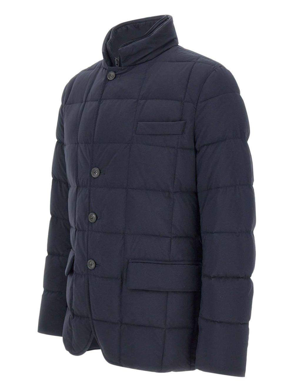 Piumino blu con bottoni