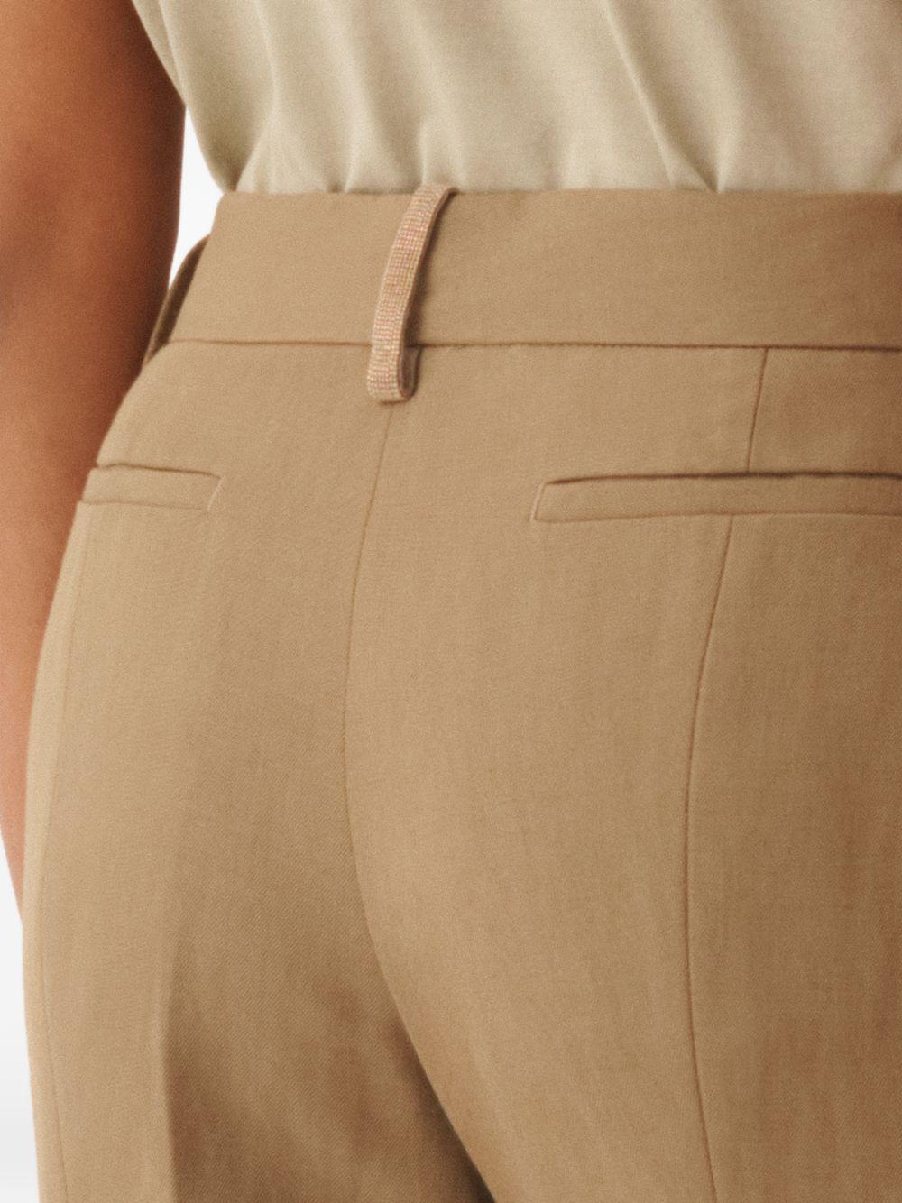 Pantaloni con chiusura nascosta 