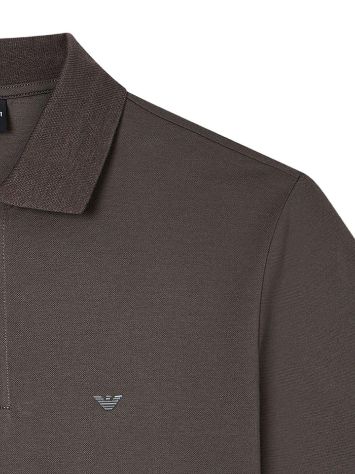 Polo marrone scuro con applicazione 