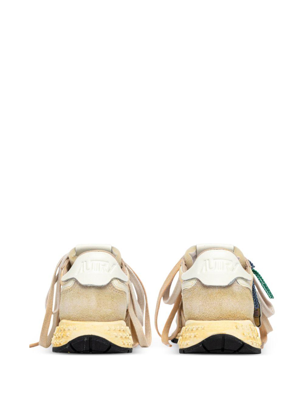 Sneakers con charm 