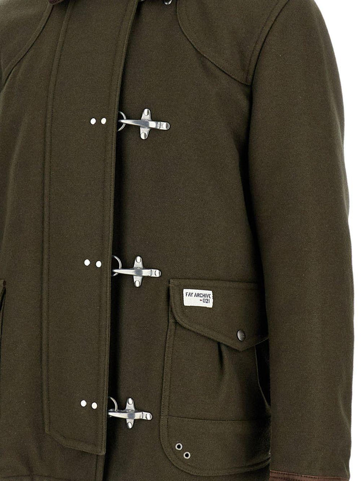 Parka verde oliva con applicazione 
