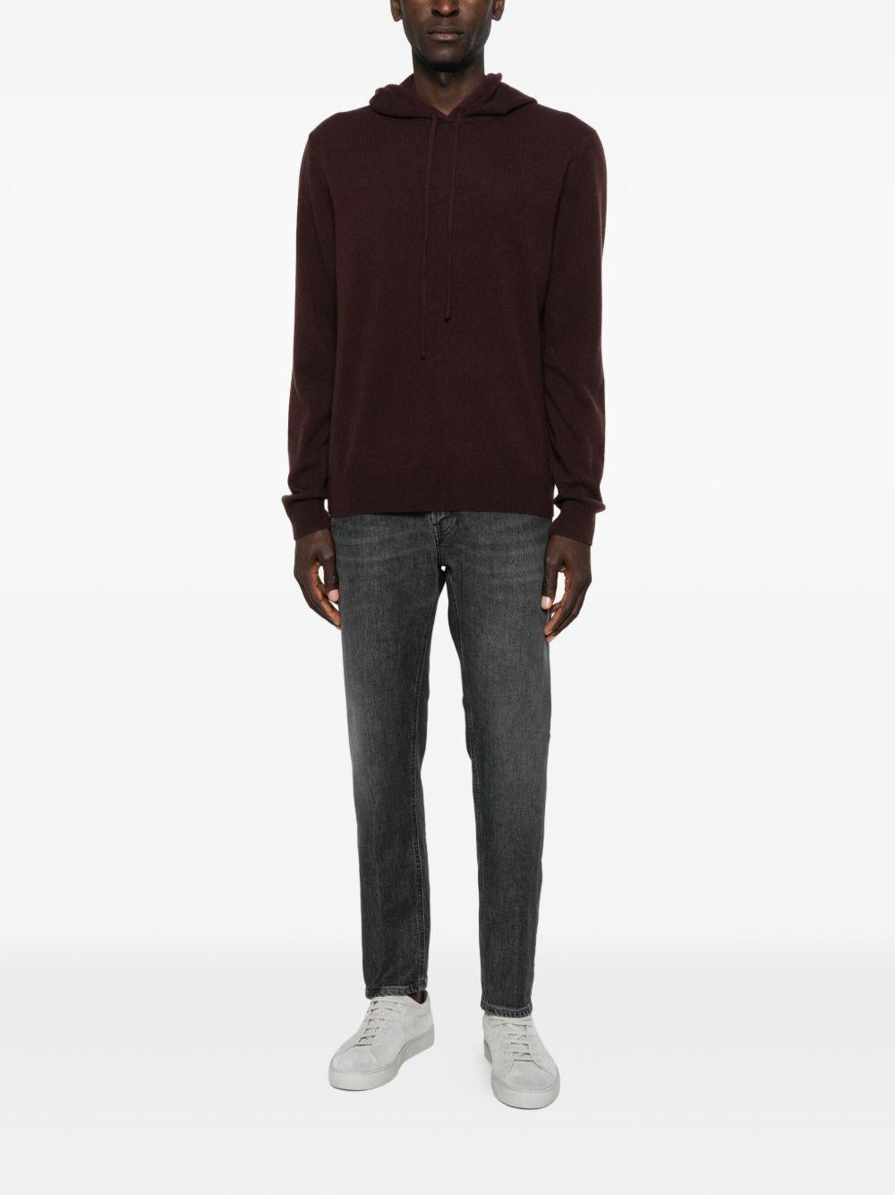 Jeans grigio con baffatura 