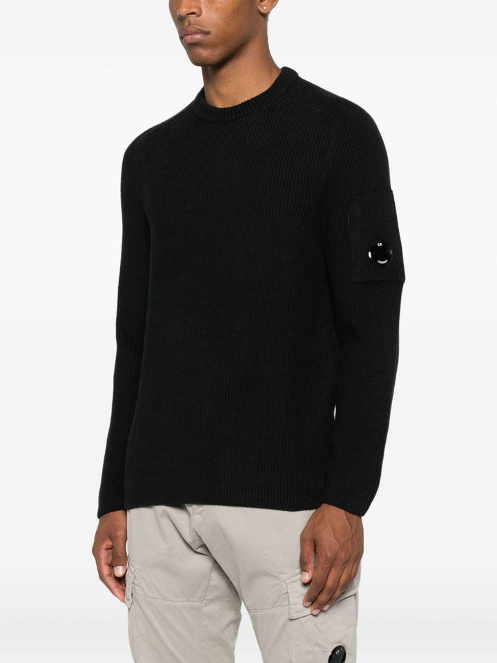 Maglione nero a coste con girocollo 