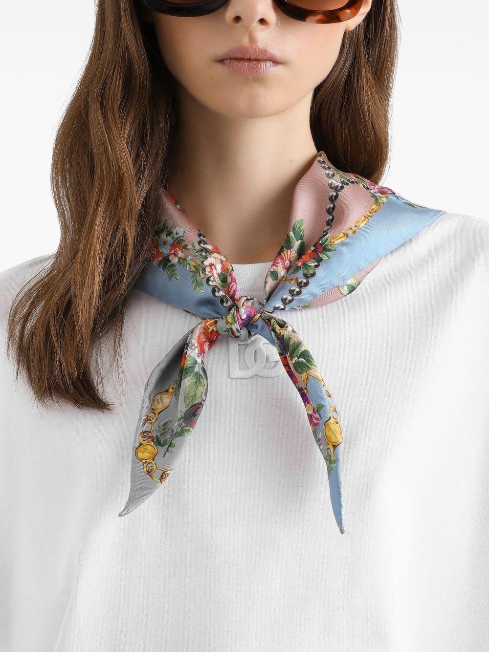 T-shirt con dettaglio foulard 