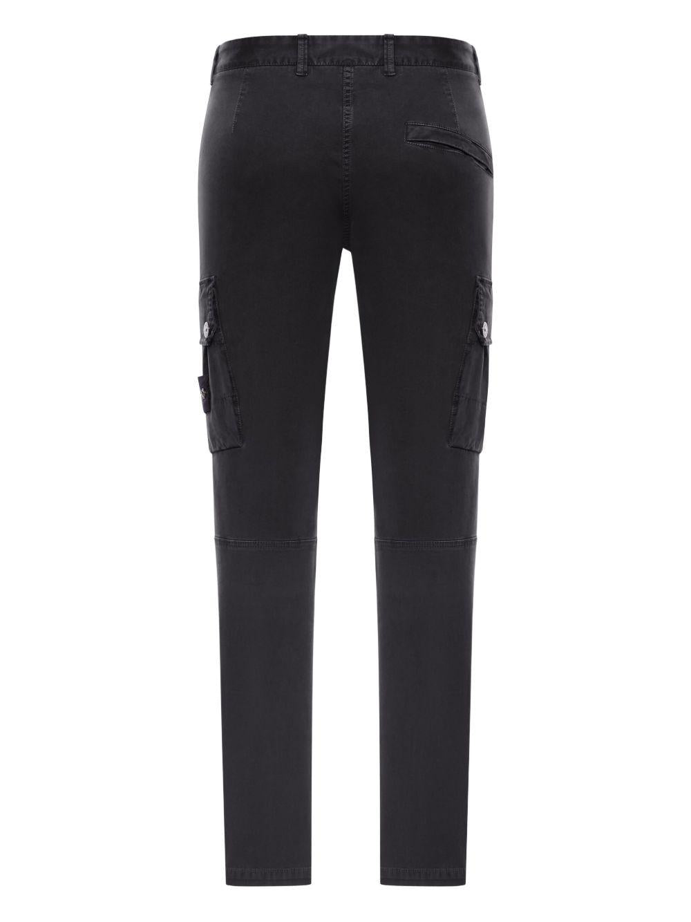 Pantaloni neri con tasche cargo 