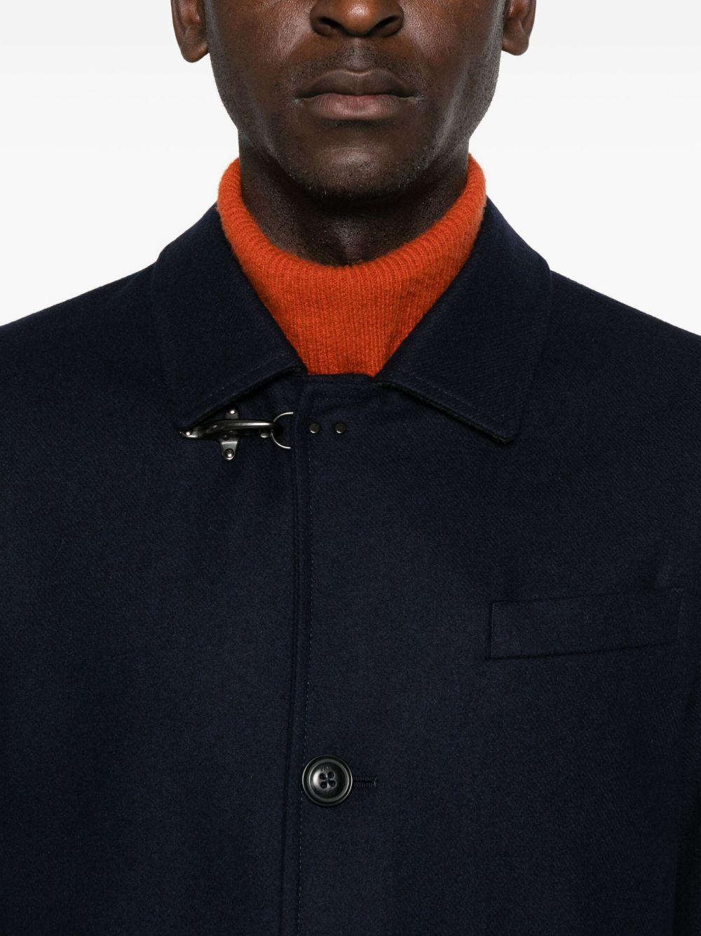 Cappotto blu con bottoni 