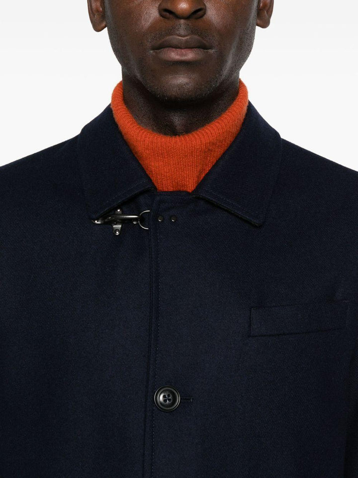 Cappotto blu con bottoni 