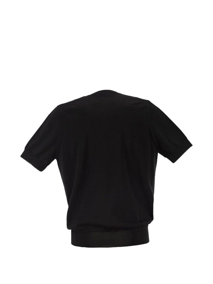 T-shirt nera a costine 