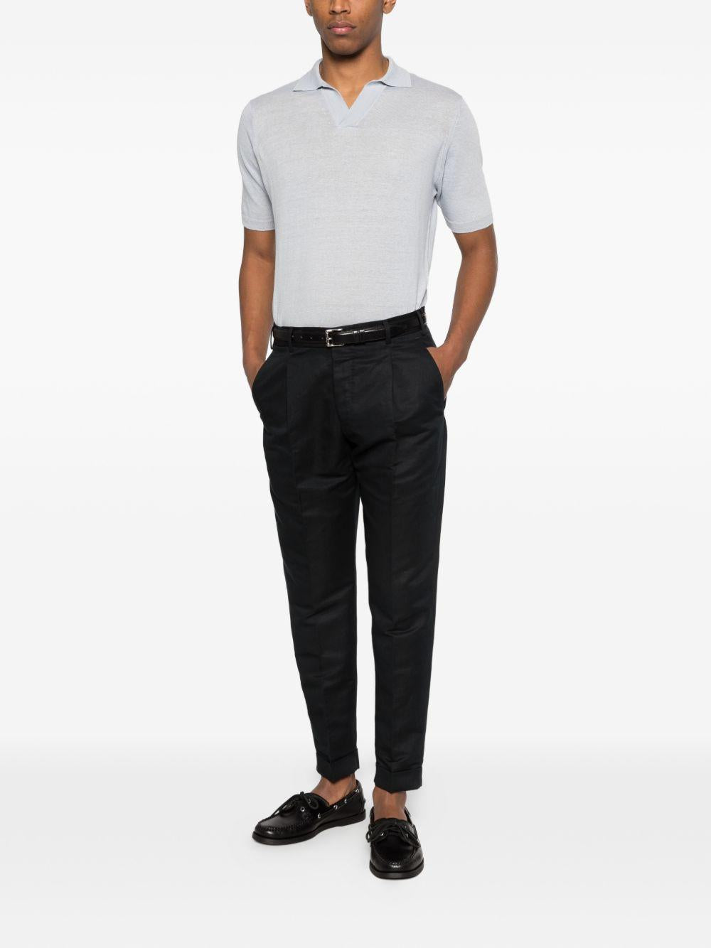 Polo azzurro polvere con scollo a V 