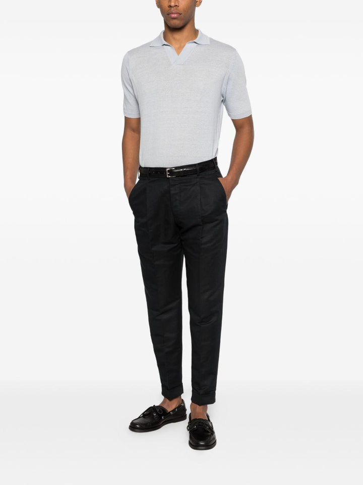 Polo azzurro polvere con scollo a V 