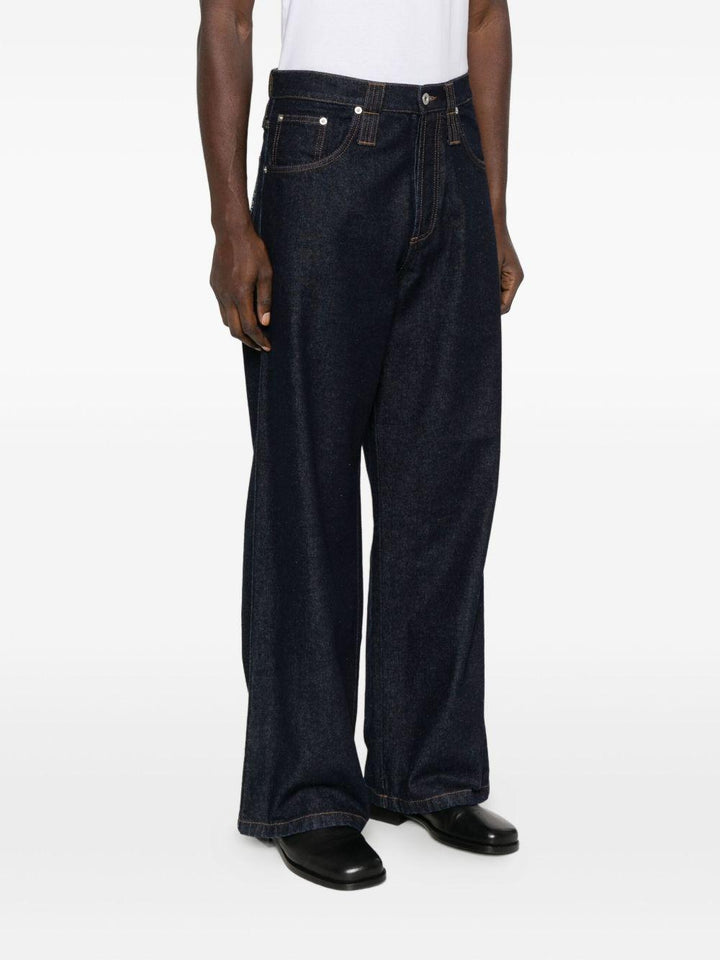 Jeans blu con cuciture a contrasto 