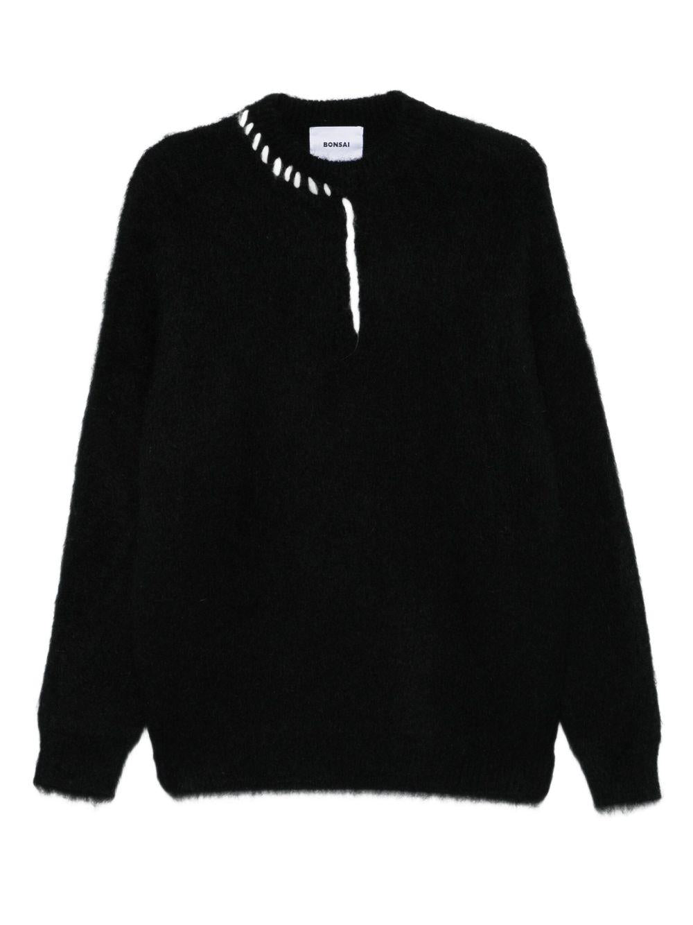 Maglione nero girocollo con ricamo 