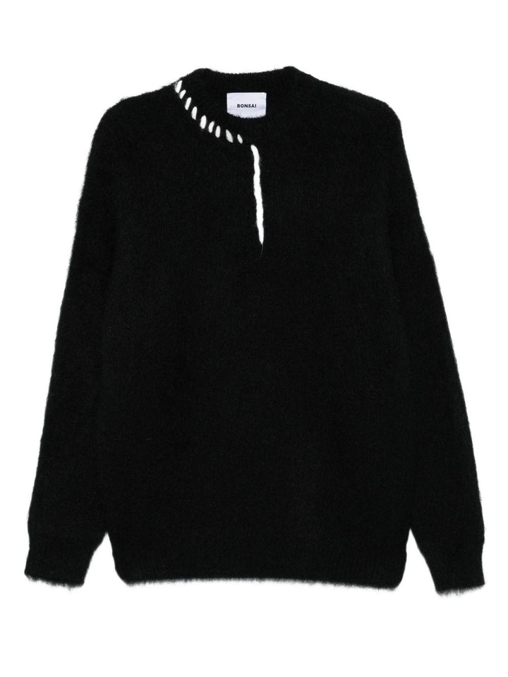 Maglione nero girocollo con ricamo 