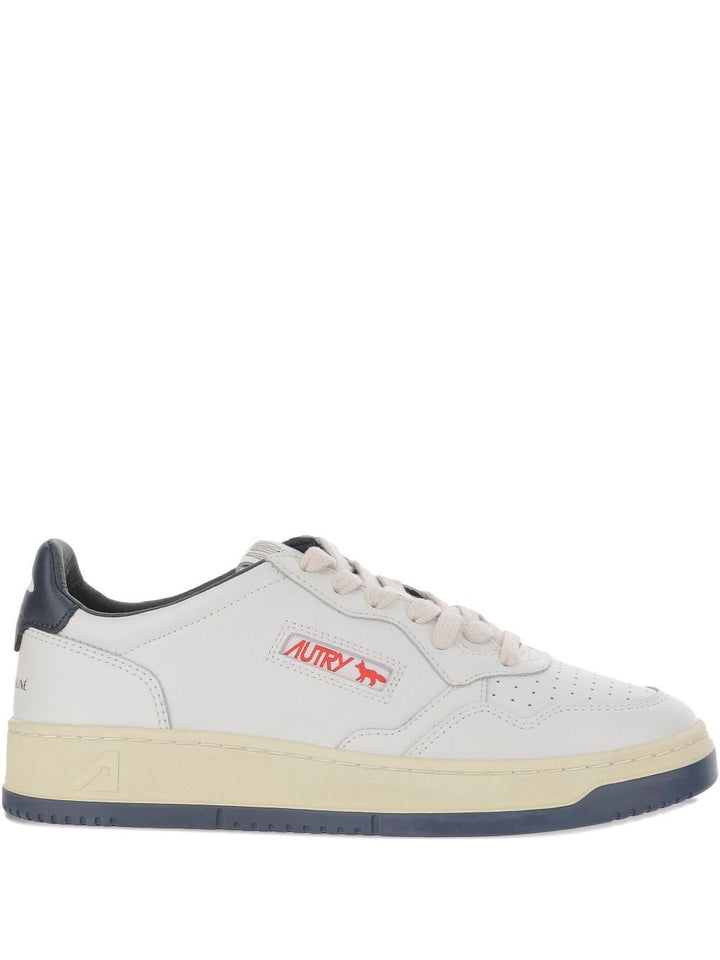 Sneakers bianche in pelle con dettaglio blu 