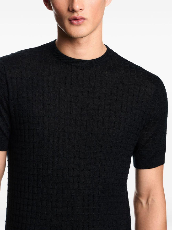 T-shirt nera a maniche corte 