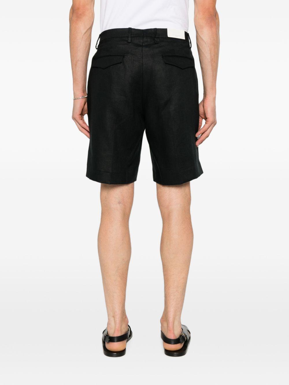Shorts neri con pieghe 