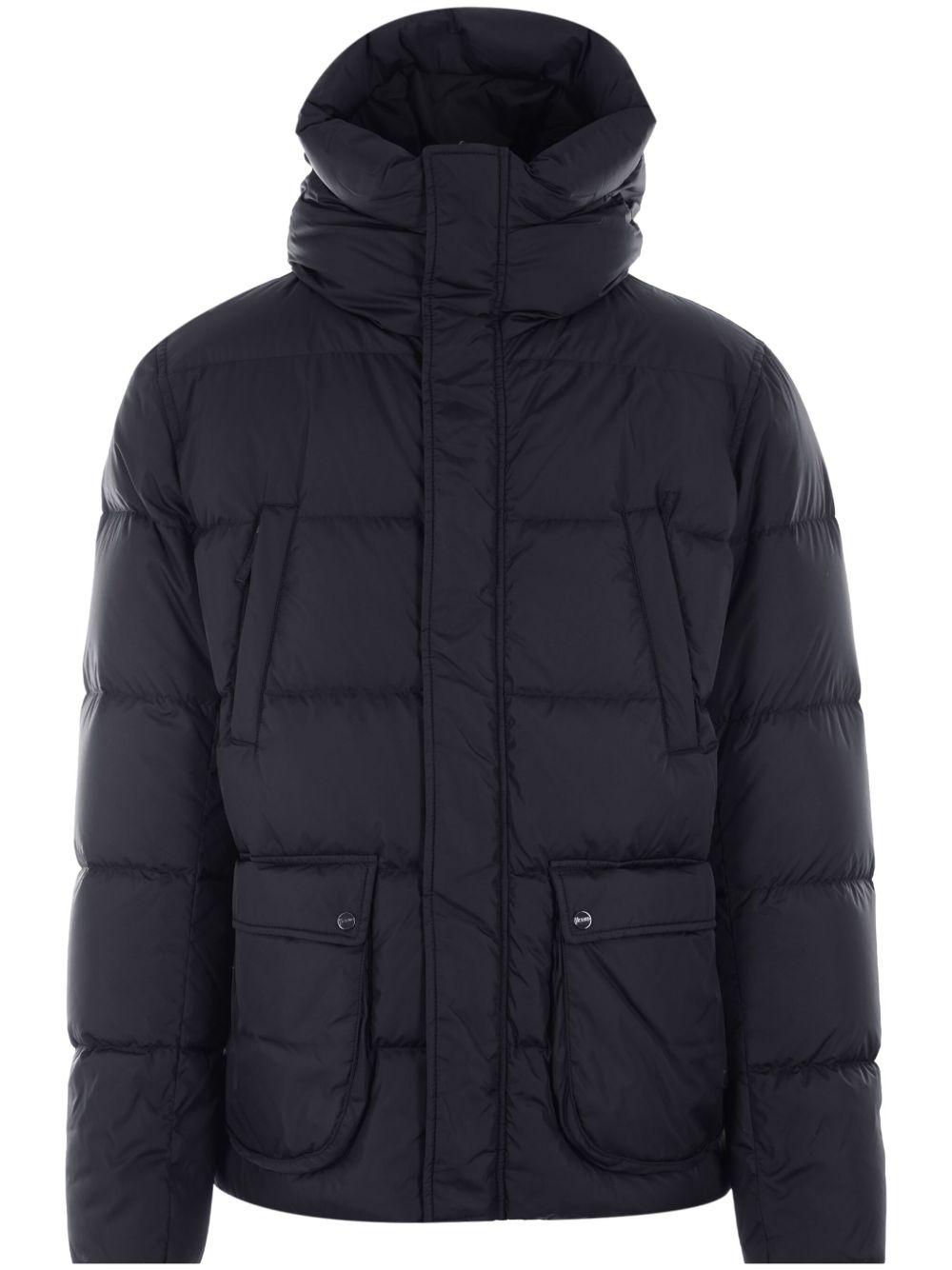 Piumino nero a collo alto con tasche multiple 