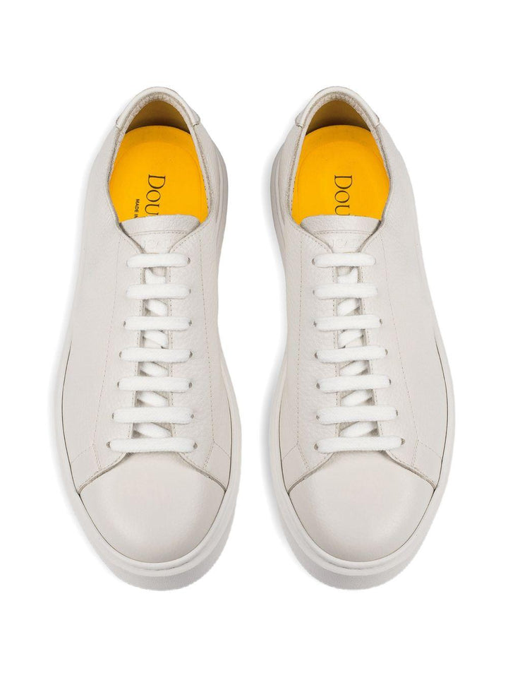Sneakers bianche in pelle con lacci 