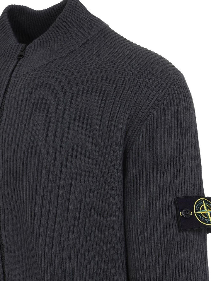 Maglione grigio a coste con zip 